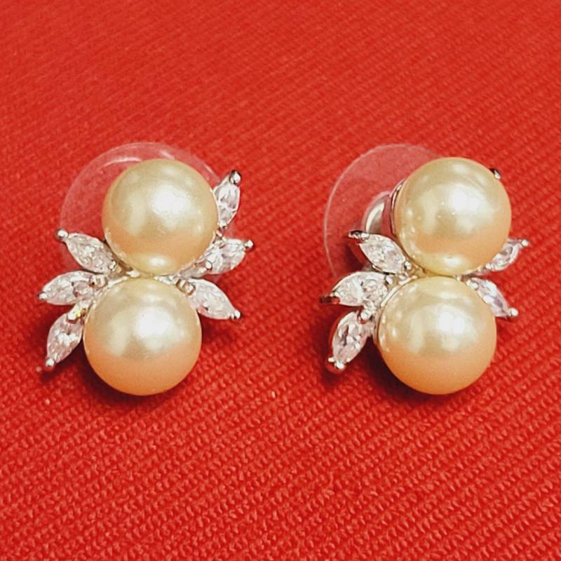 Silberfarbene Strass-Ohrringe Mit Künstlichen Goldenen Perlen von JodamelTreasures