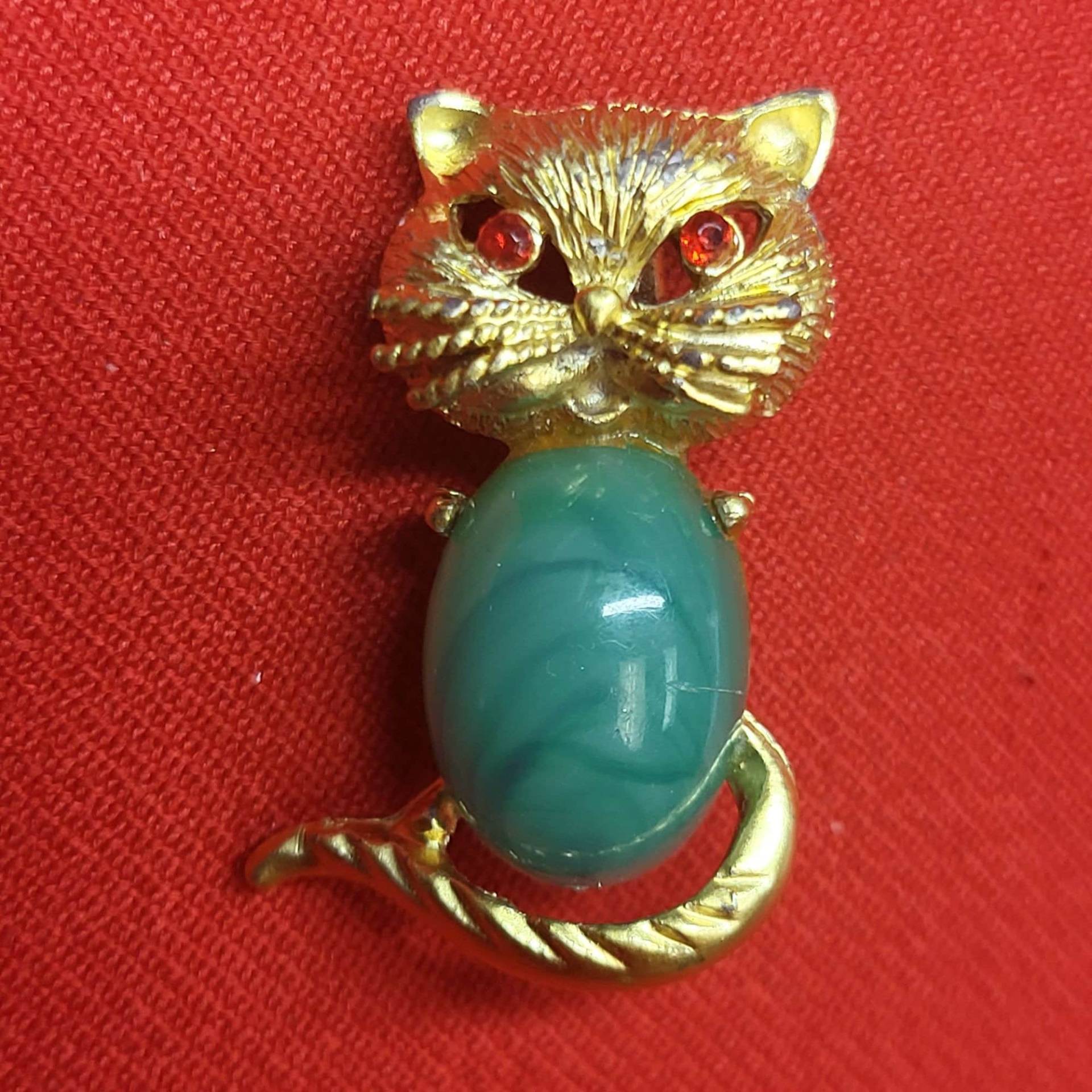 Vintage Böse Katze Brosche Faux Jade Bauch Rote Augen Gold Körper von JodamelTreasures
