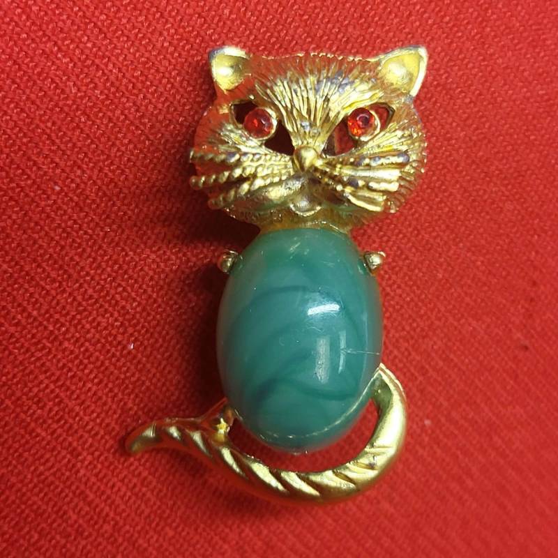 Vintage Böse Katze Brosche Faux Jade Bauch Rote Augen Gold Körper von JodamelTreasures