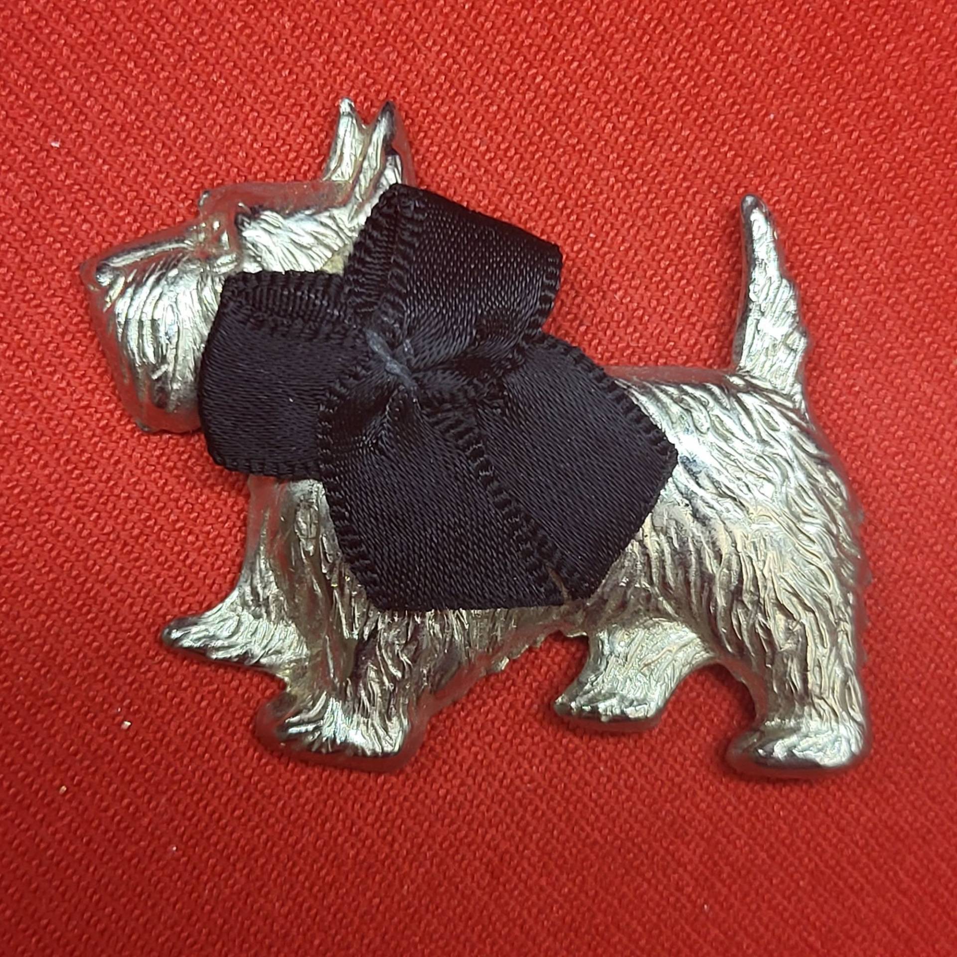 Vintage Dapper Terrier Silber Ton Scotty Hund Brosche Pin Schwarze Schleife von JodamelTreasures