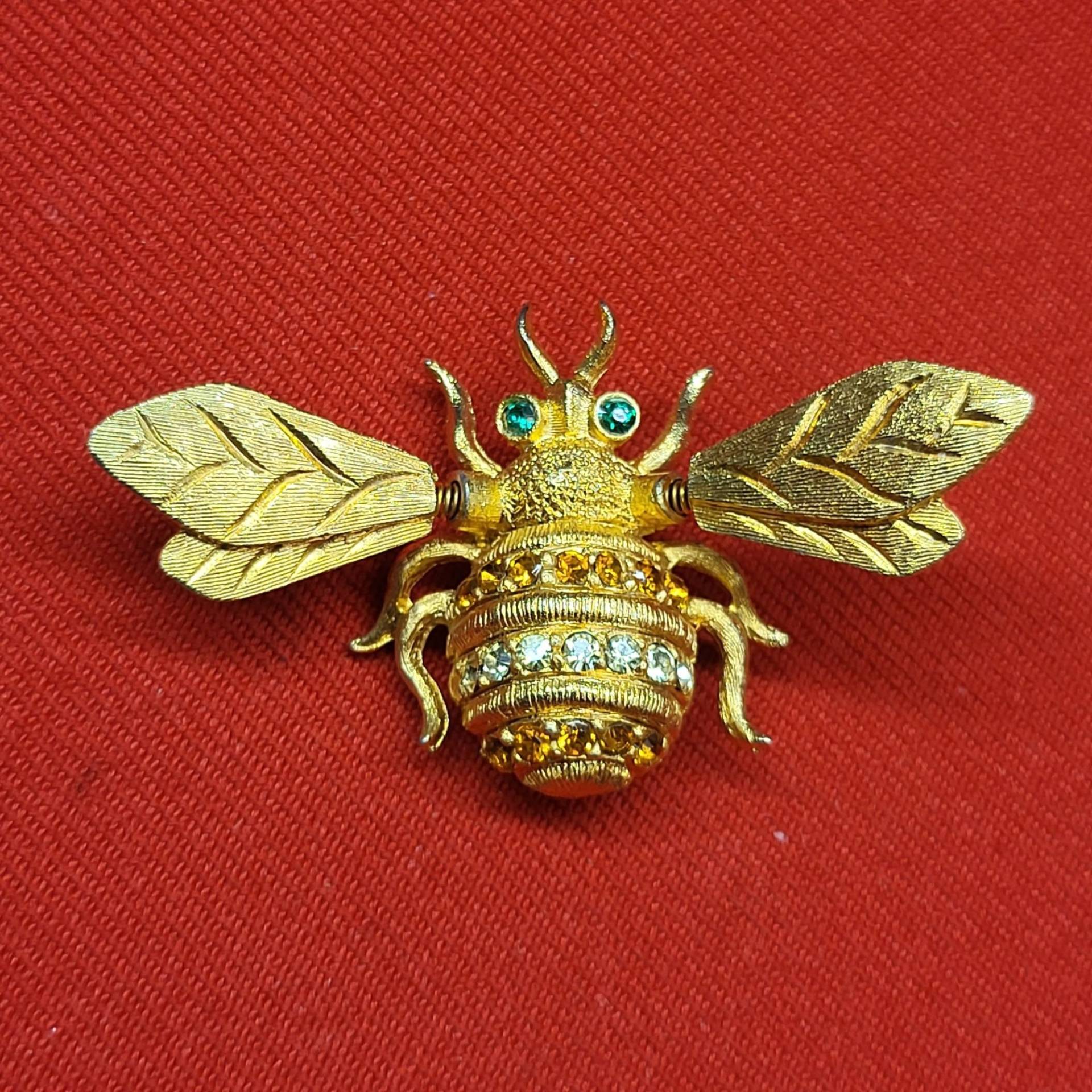 Vintage Gold Ton Biene Strass Brosche Pin Fliege Frühling Flügel Grüne Kristall Augen von JodamelTreasures