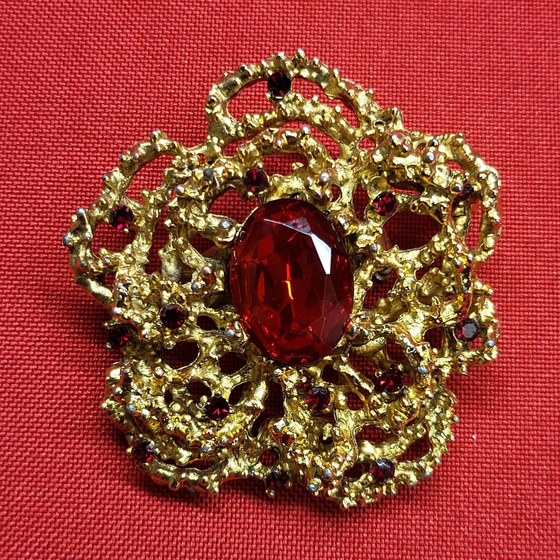 Vintage Gold Ton Rot Strass Brosche Anhänger von JodamelTreasures