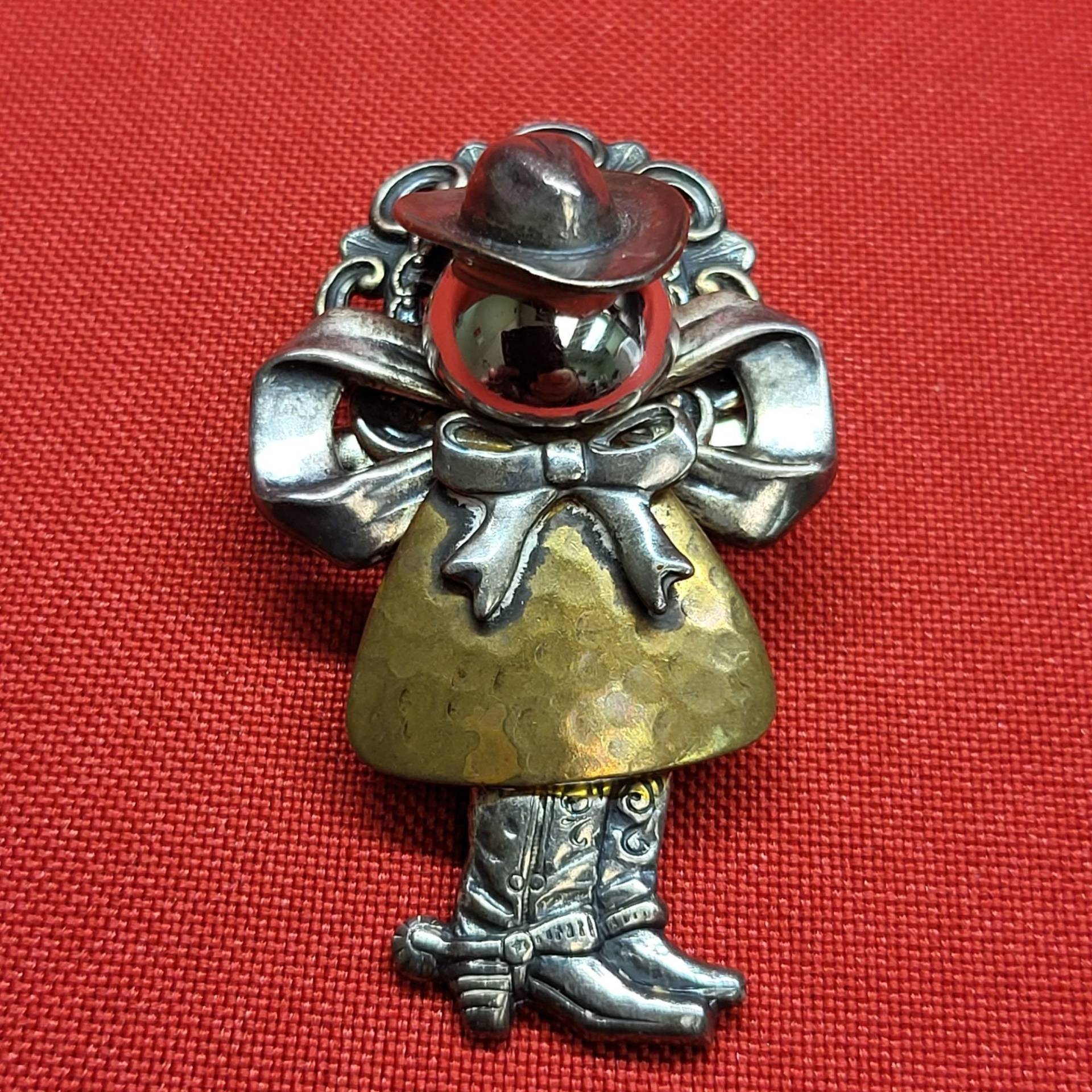 Vintage Mädchen in Cowboy Hut & Stiefel Kuh Pin Brosche Vintage Mädchen in Cowboy Hut & Stiefel Kuh Pin Brosche von JodamelTreasures