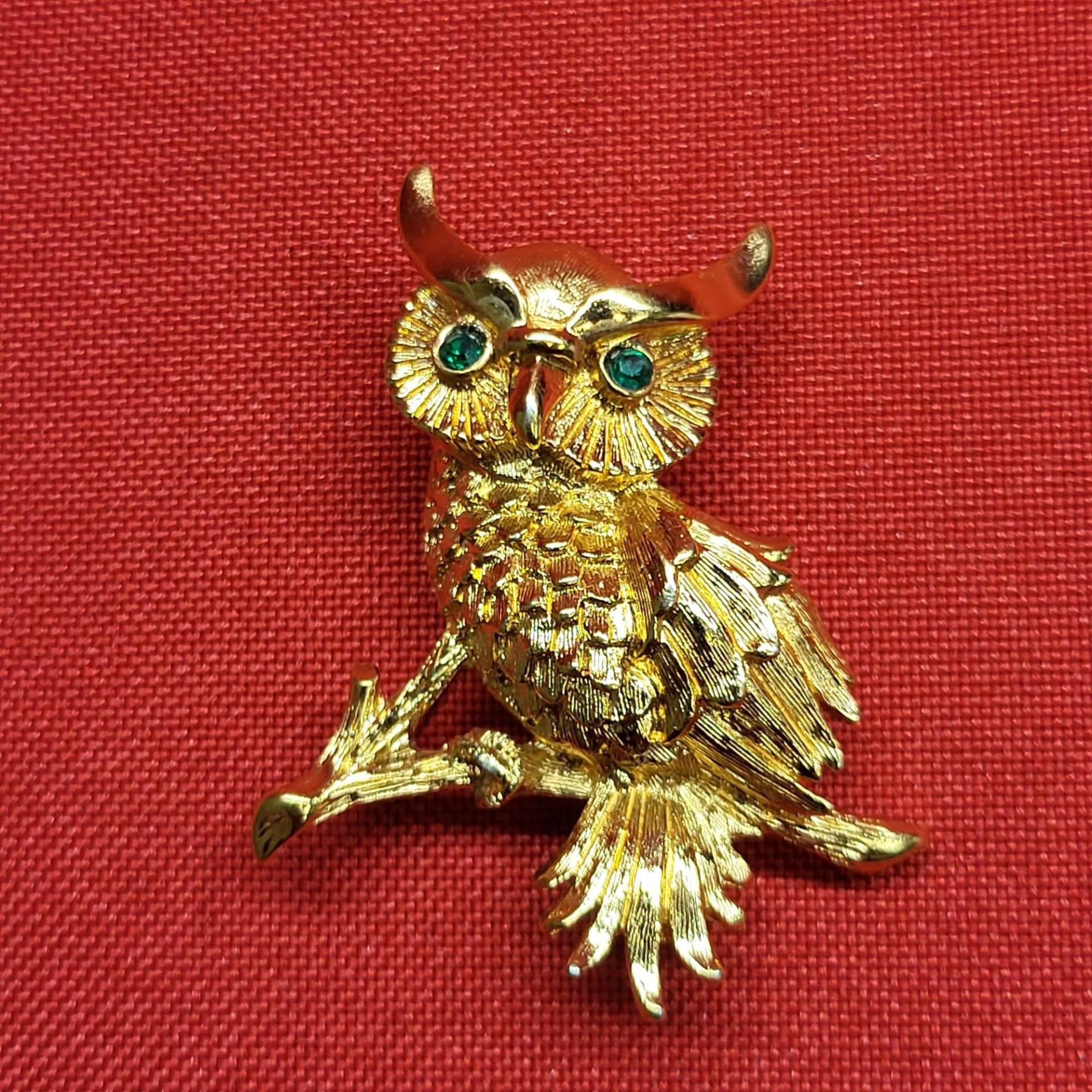 Vintage Monet Eule Gold Ton Grün Strass Augen Pin Brosche von JodamelTreasures