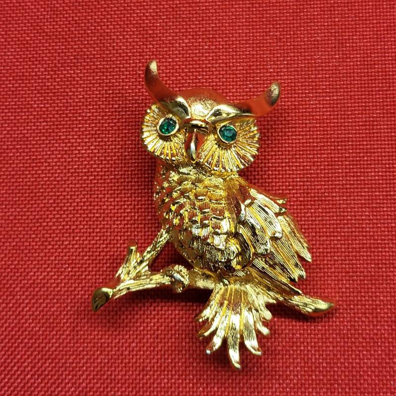 Vintage Monet Eule Gold Ton Grün Strass Augen Pin Brosche von JodamelTreasures