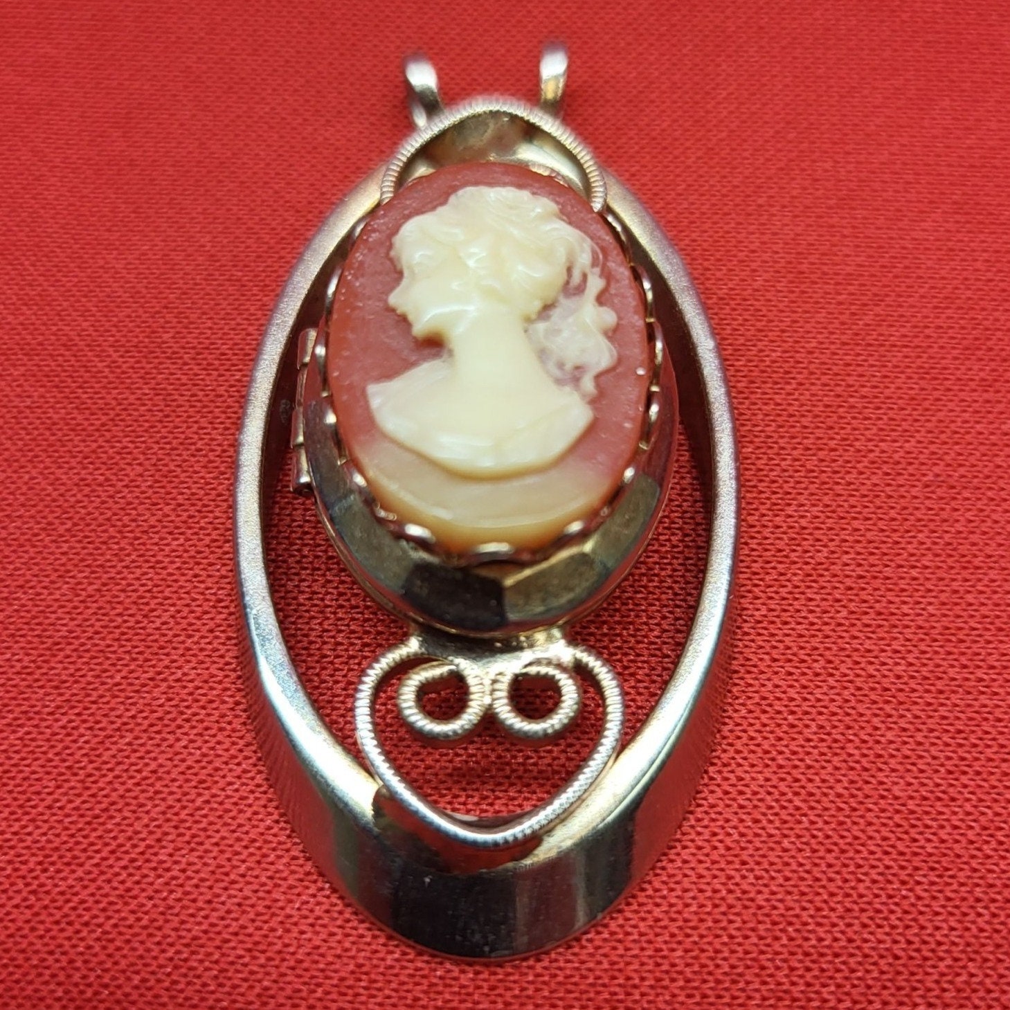 Vintage Silberfarbene Kamee Medaillon Anhänger von JodamelTreasures