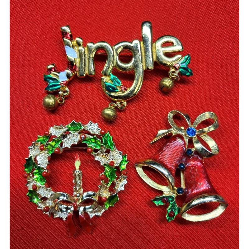 Vintage Weihnachtsbroschen Kranz, Kerze, Glöckchen-Pins von JodamelTreasures
