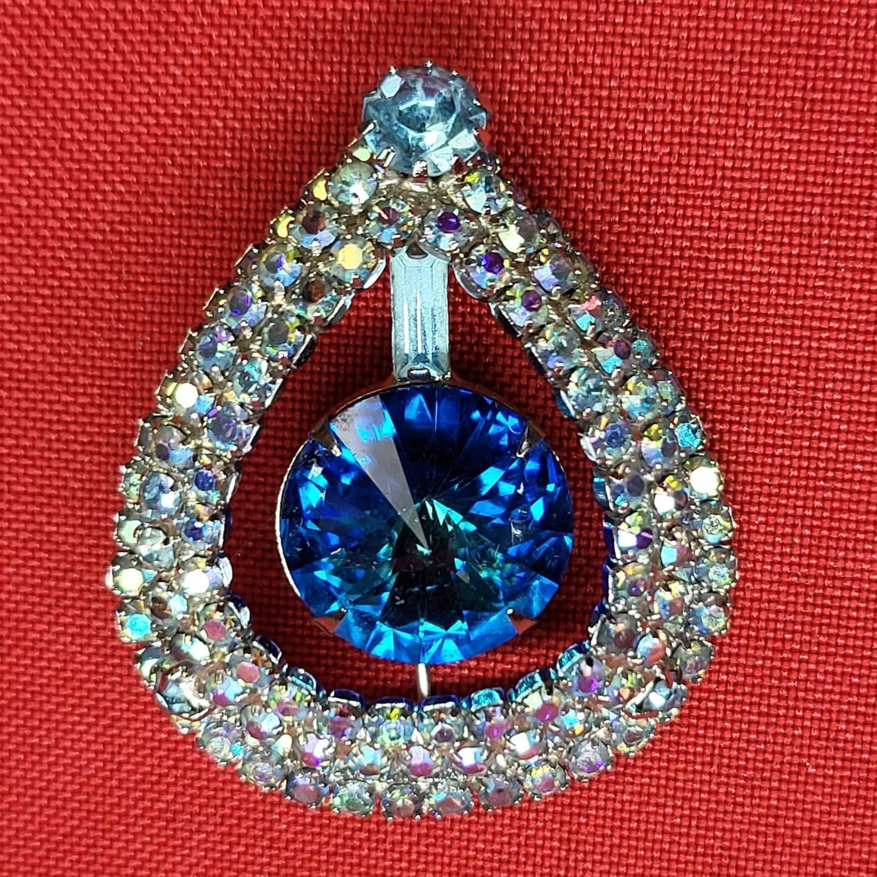 Vintage Zwei Tier Blau Kristall Strass Tropfen Form Brosche Pin von JodamelTreasures