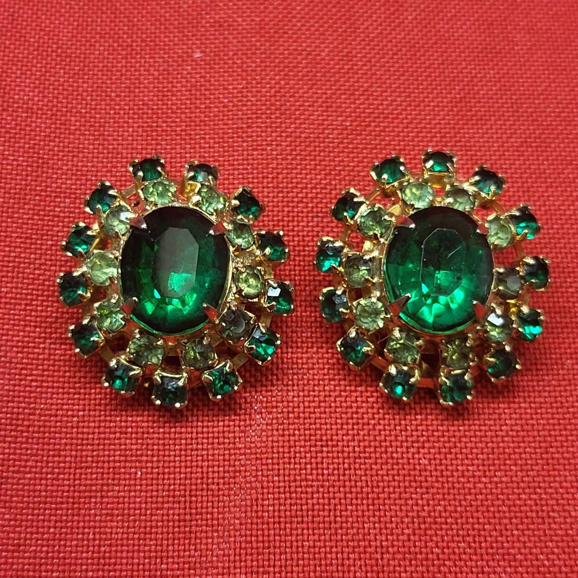 Vtg Grüne Kristalle Gewölbte Runde Clip Ohrringe Prong Einstellungen Gold Ton von JodamelTreasures