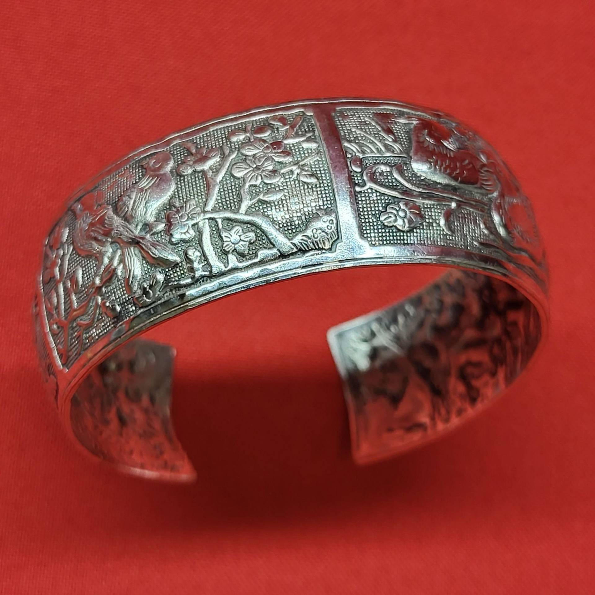 Vtg Silber Ton Armreif Armband Graviert Vier Tierszenen von JodamelTreasures