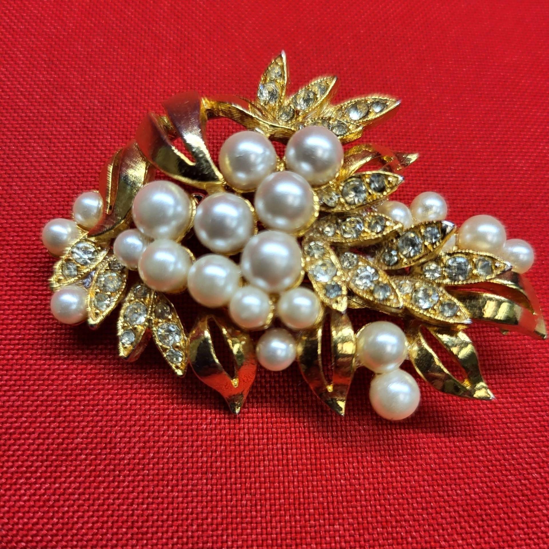 Vtg Traubenblatt Faux Perle Brosche Strass Cluster von JodamelTreasures