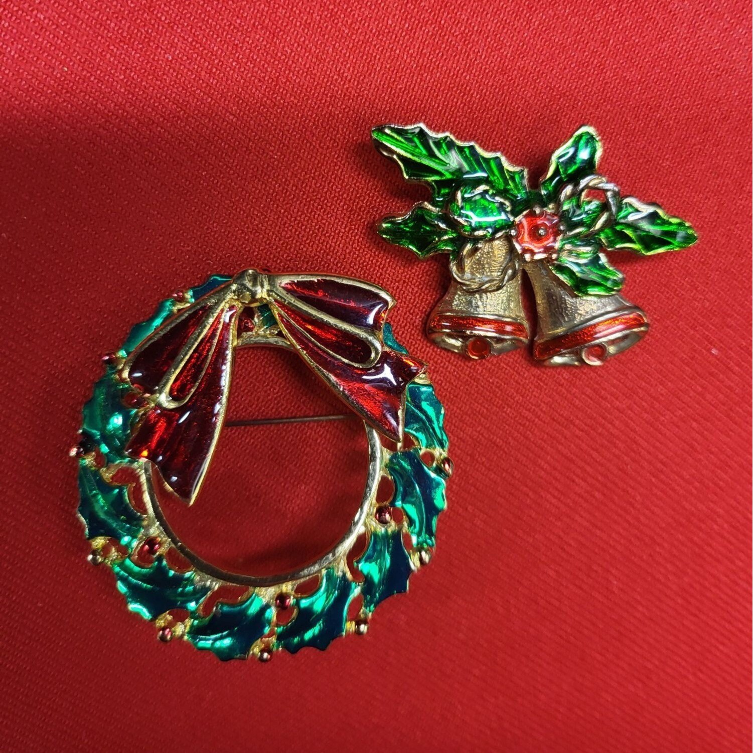 Weihnachtsbrosche 2Er Set Weihnachtskranz & Glöckchen Pins von JodamelTreasures