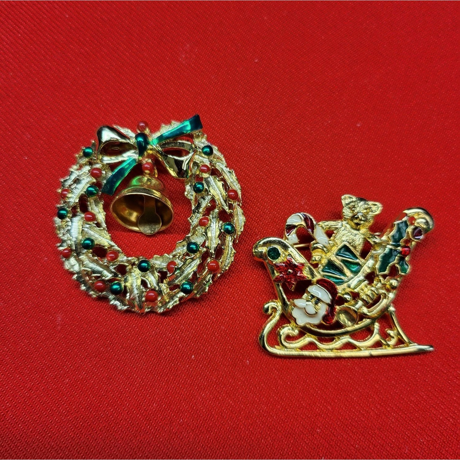 Weihnachtsbrosche 2Er Set Weihnachtsschlitten & Kranz Pin von JodamelTreasures