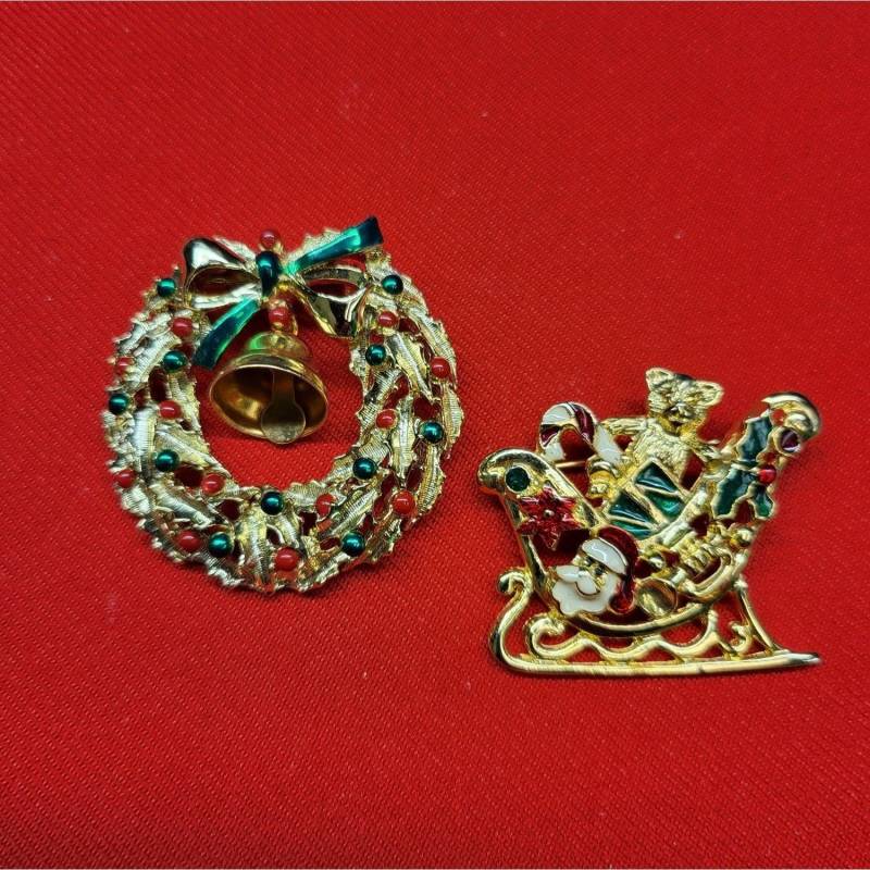 Weihnachtsbrosche 2Er Set Weihnachtsschlitten & Kranz Pin von JodamelTreasures