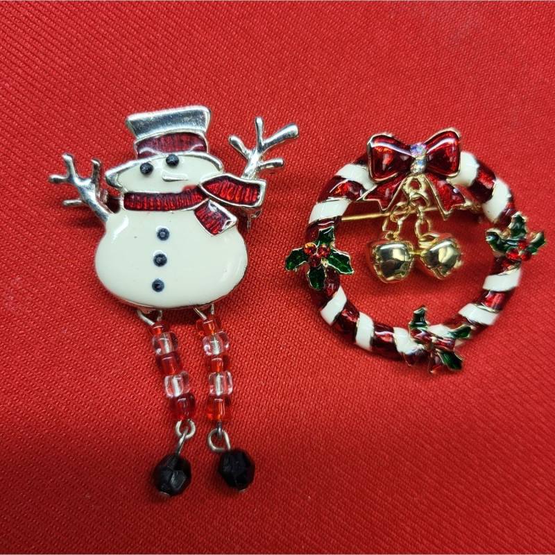 Weihnachtsbrosche Pin Set Schneemann & Zuckerstangenkranz von JodamelTreasures