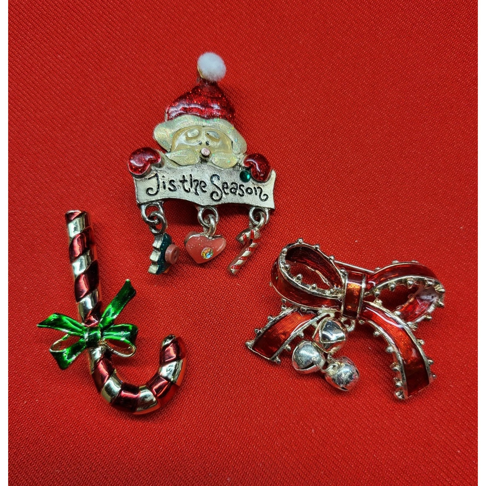 Weihnachtsbrosche Pin Set Weihnachtsmann, Zuckerstange, Rote Schleife - 3Er-Set von JodamelTreasures