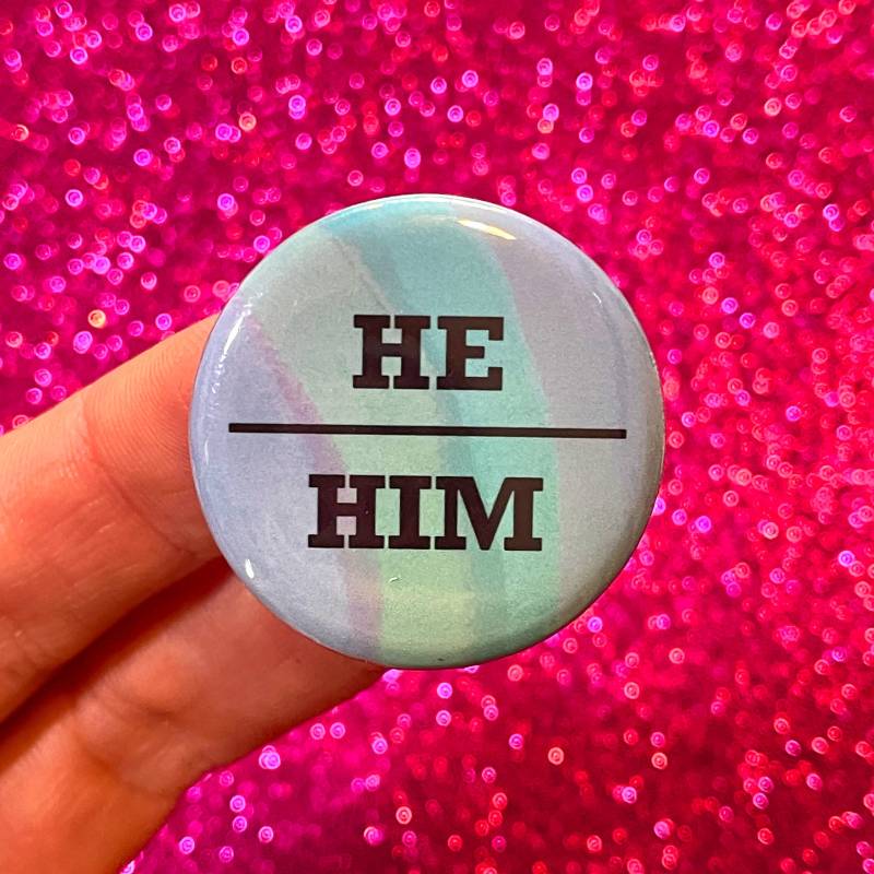 Er/Him Pronomen 3, 1 cm Button von JodiLynnDoodles