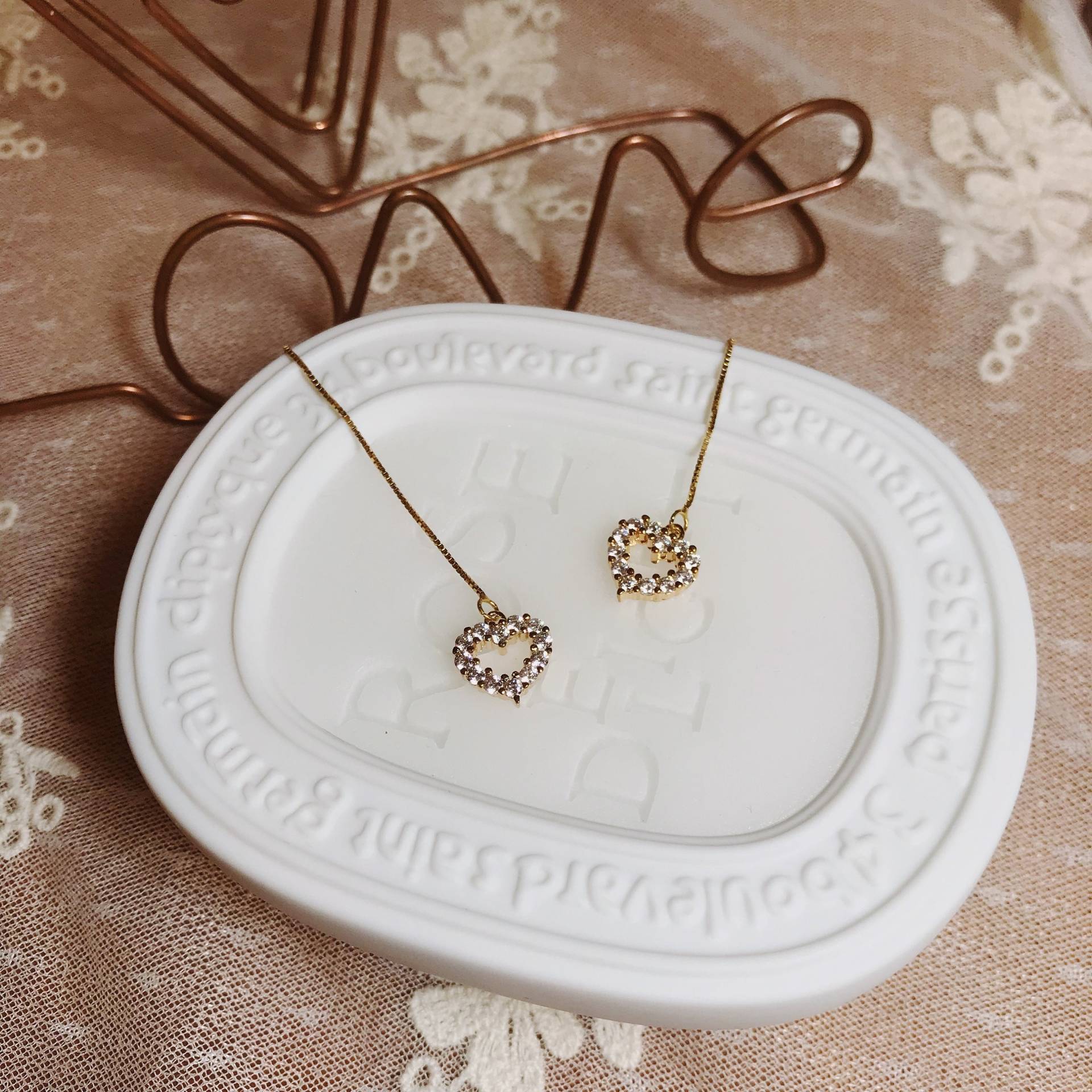 Herzförmige Ohrringe 14K Vergoldet Mit Zirkonia Und Handmade Twist Herzförmige Ohrringe 14K Vergoldet Mit Zirkonia Und Handmade Twist von JodiisJewels
