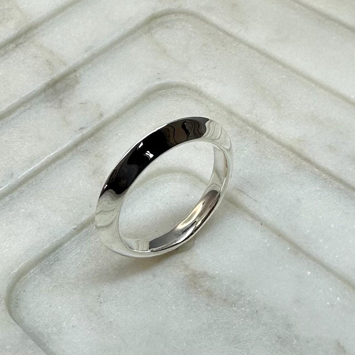 Handgefertigter Minimal Ring Aus Sterling Silber - Stapelbarer Silberring Zeitloser Schmuck Für Jeden Tag Handgefertigter Minimal Ring Aus Sterling Silber - Stapelbarer Silberring Zeitloser Schmuck Für Jeden Tag von JoelMullerDesign