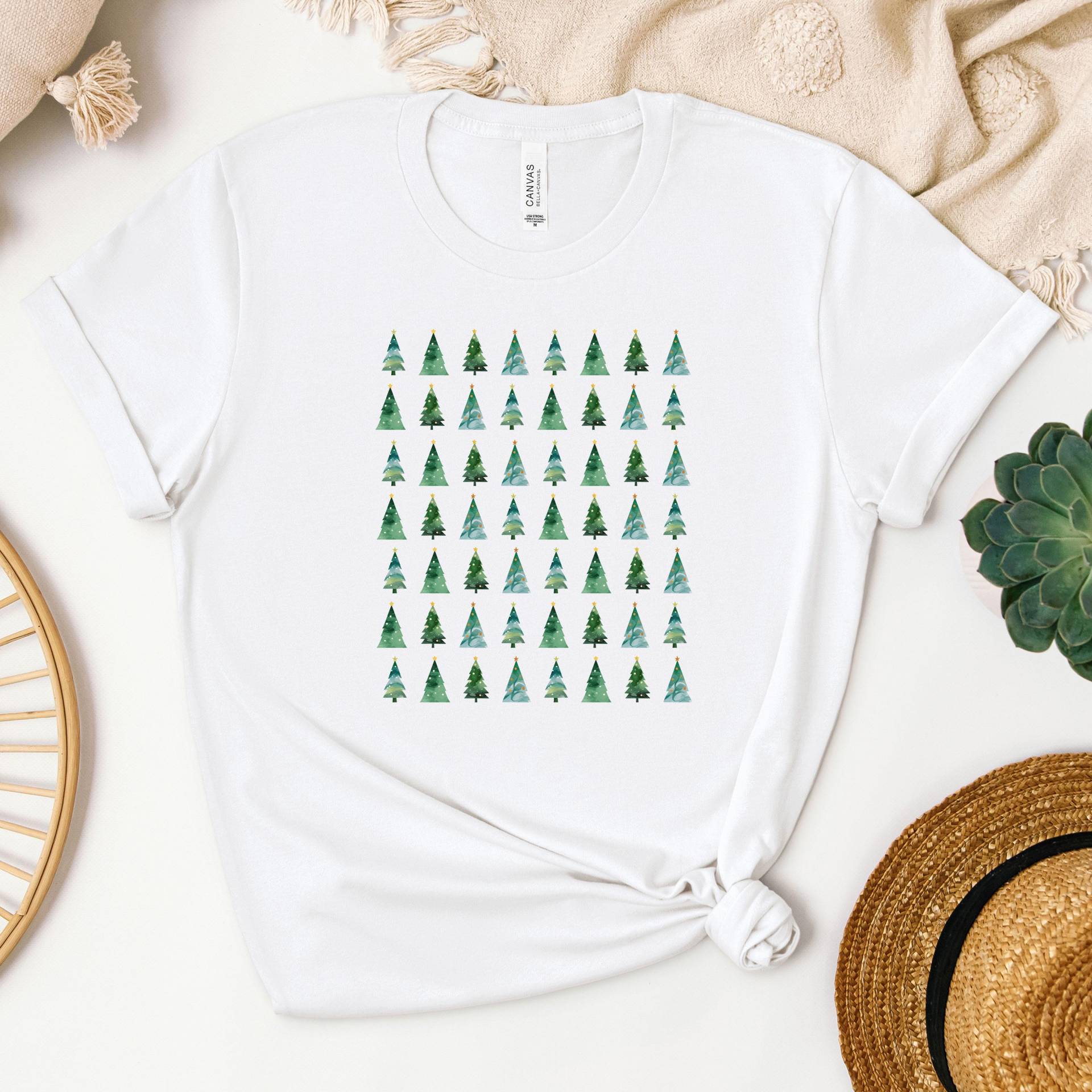 Christmas Tree Pattern T-Shirt Print, Holiday T-Shirt, Cozy Gift von JoesPrintsStore