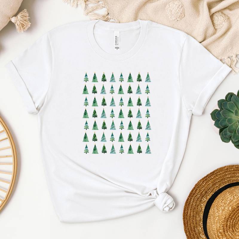 Christmas Tree Pattern T-Shirt Print, Holiday T-Shirt, Cozy Gift von JoesPrintsStore