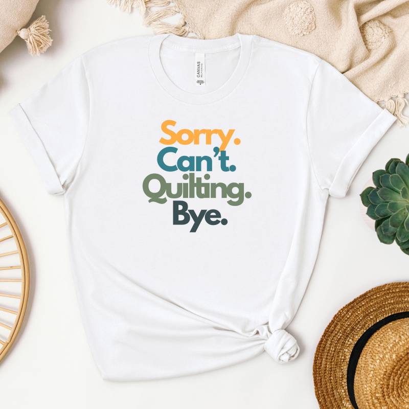 Sorry Can't Quiting Bye T-Shirt Print, Funny Craft Gift, Quilting T-Shirt, Quilter's Hobbyist Apparel, Humor von JoesPrintsStore