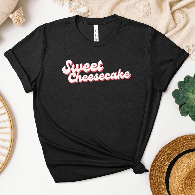 Sweet Cheesecake T-Shirt, Cute Dessert Graphic Shirt, Gift For Foodies, Casual Stylish Top, Perfect Parties von JoesPrintsStore