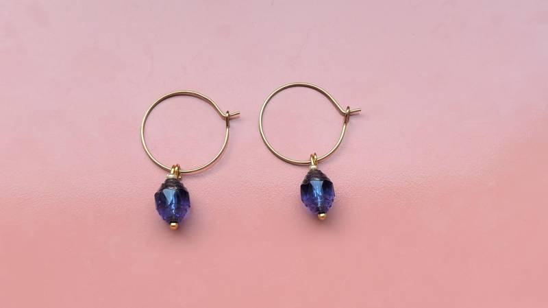 Creolen 2 cm Groß Goldfarben Aus Messing Mit Blauer Acryl Perle-Gold Meliert Hängend Im Ohrläpchen von JoeundJam