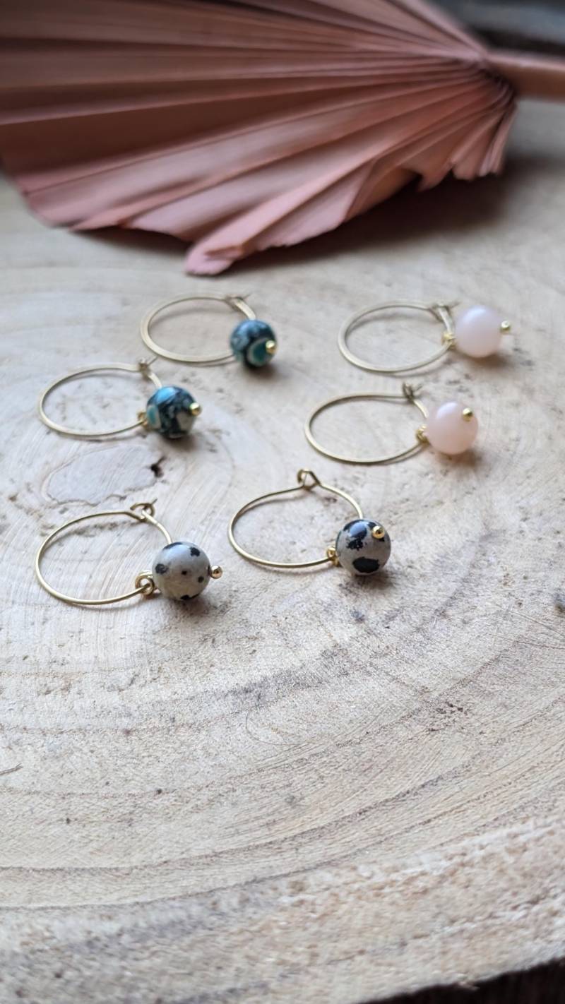 Creolen Perlenohrringe 2 cm Groß Goldfarben Aus Messing Mit Verschiedenen Perlen Rosen - Quarz, Dalamtina Hängend Im Ohrläpchen Boho-Look von JoeundJam