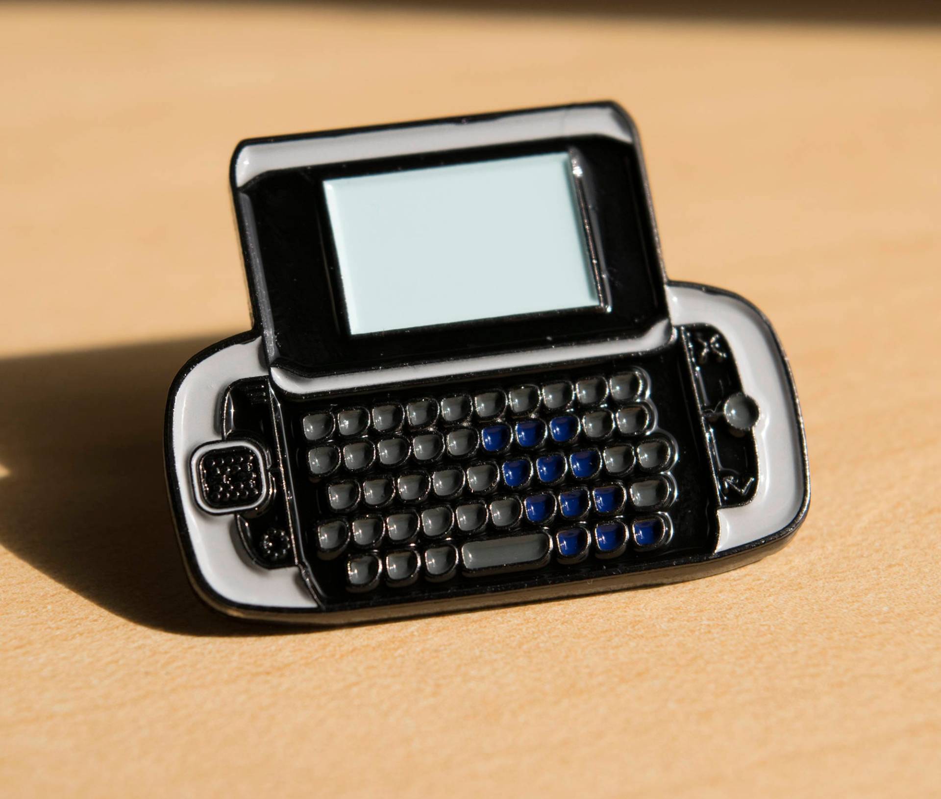 Fast Retro Sidekick Telefon Emaille Pin - Handy-Friedhof-Serie Fast Retro Sidekick Telefon Emaille Pin - Handy-Friedhof-Serie von JoeyInk