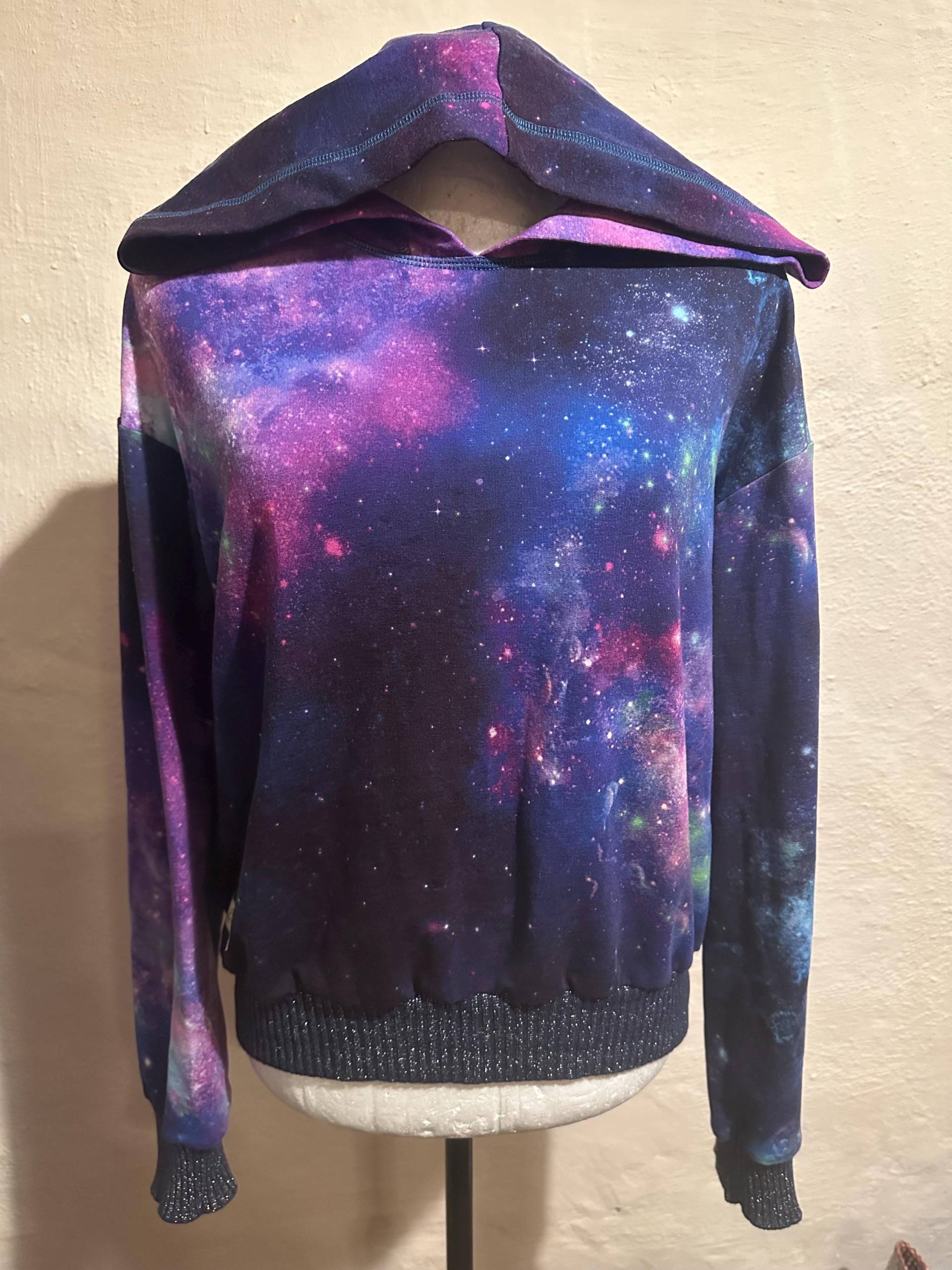 Universum Galaxy Hoodie Pullover Bio Sweatshirt Mit Glitzbündchen Universum Galaxy Hoodie Pullover Bio Sweatshirt Mit Glitzbündchen von Jofilia