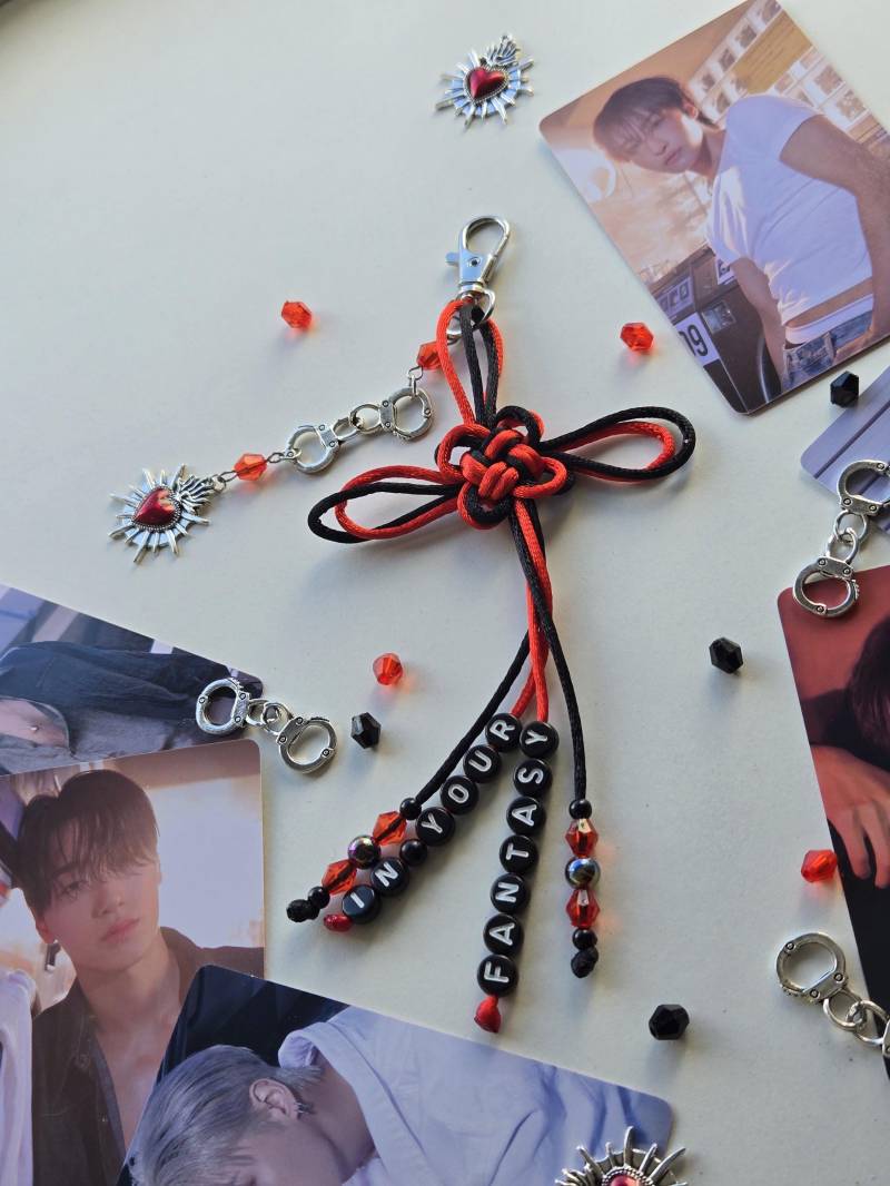 Ateez "In Your Fantasy" Inspirierter Schlüsselanhänger - Glücksknoten-Fan-Schlüsselanhänger | Handgemachter K-Pop Anhänger Mit Perlen Und Ateez "In Your Fantasy" Inspirierter Schlüsselanhänger - Glücksknoten-Fan-Schlüsselanhänger | Handgemachter K-Pop Anhänger Mit Perlen Und von Joganeul