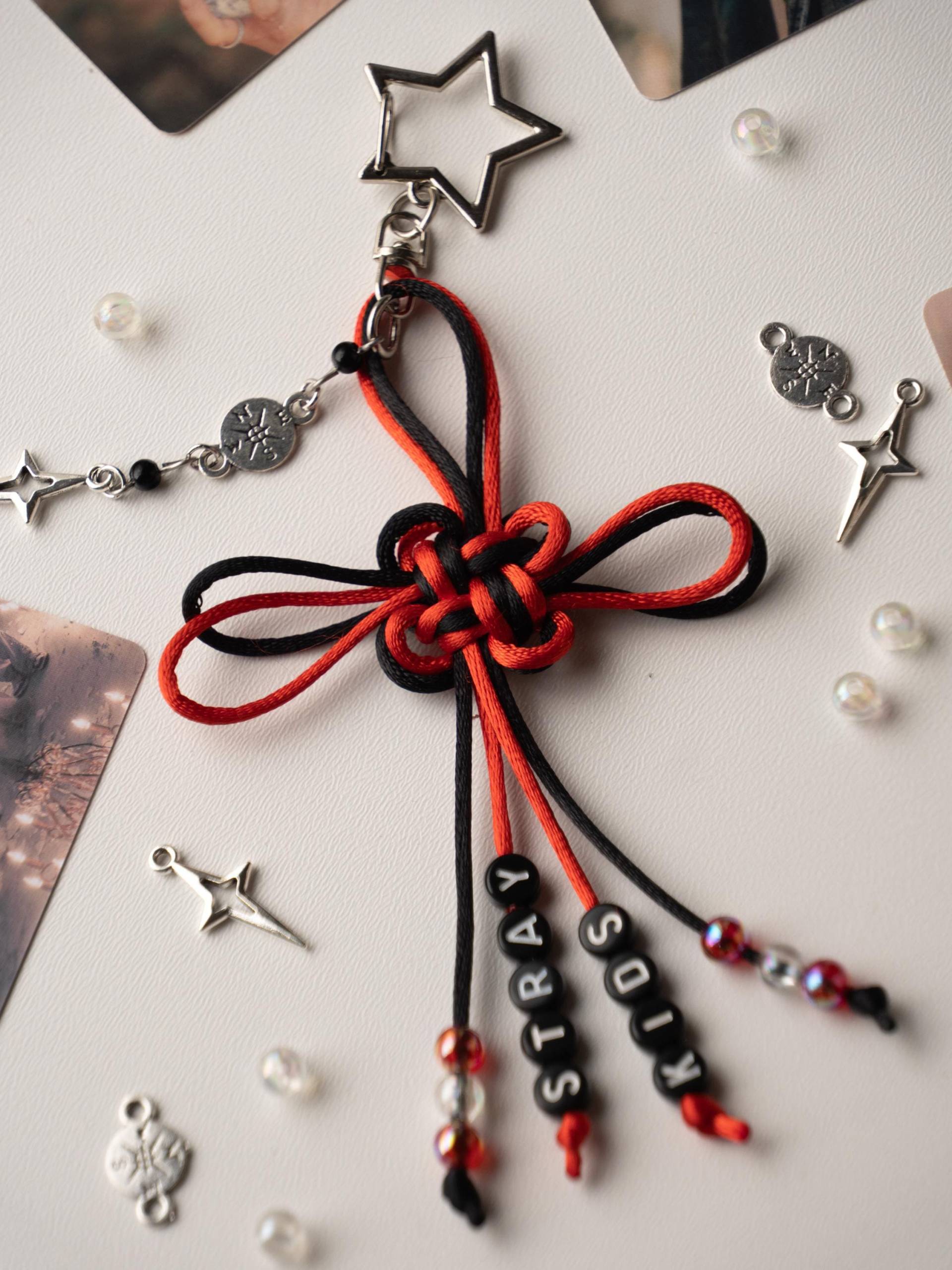 Stray Kids Inspiriert Schlüsselanhänger - Lucky Knot Fan | Handgemachter K-Pop Anhänger Mit Perlen & Sternverschluss Bias Geschenk Stray Kids Inspiriert Schlüsselanhänger - Lucky Knot Fan | Handgemachter K-Pop Anhänger Mit Perlen & Sternverschluss Bias Geschenk von Joganeul