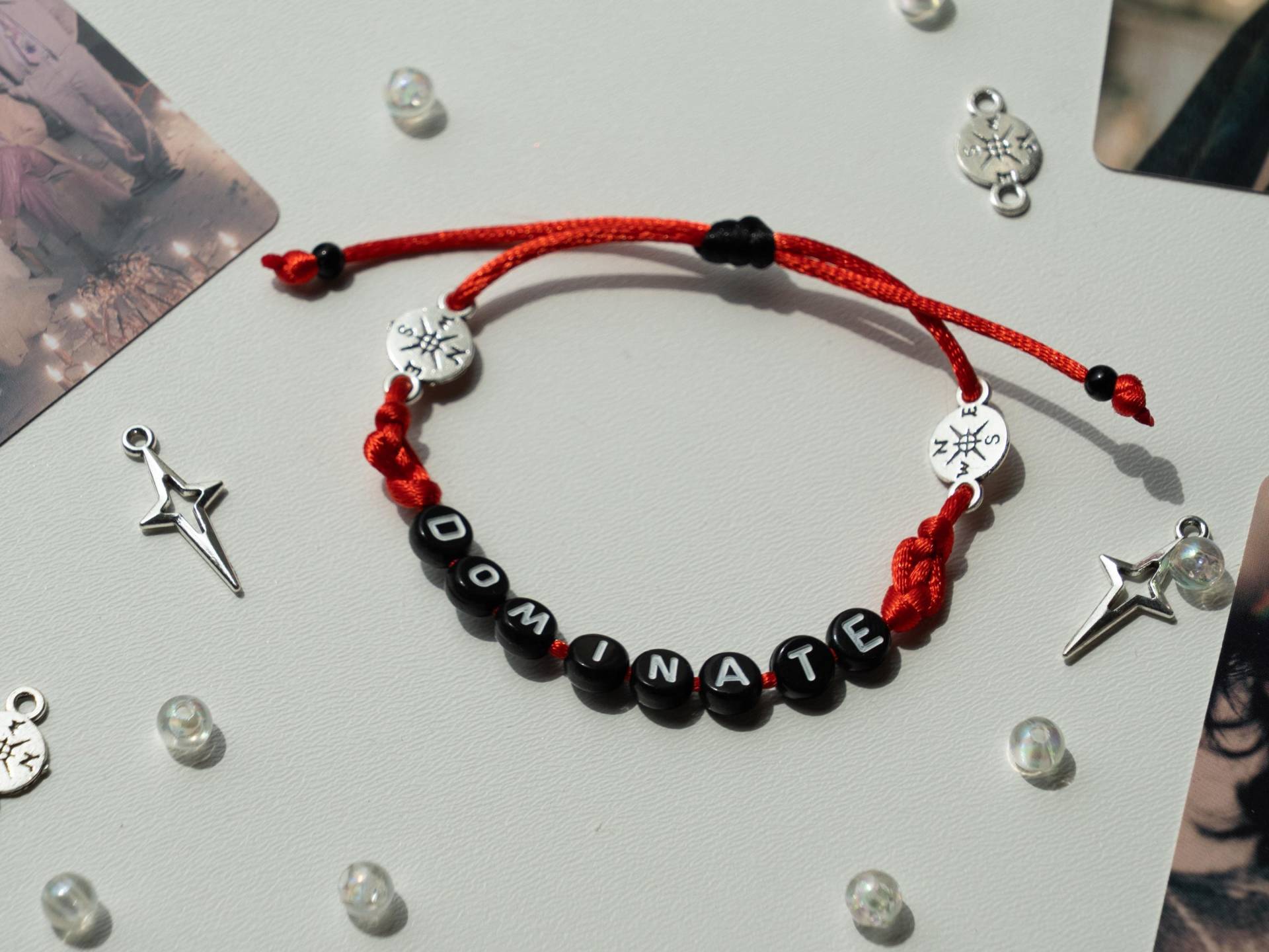 "stray Kids "Dolamin" Armband - Rotes Verstellbares Handgemachtes K-Pop Fan Mit Kompass Anhängern |." Bleib Schmuck | Skz Inspiriertes Geschenk "stray Kids "Dolamin" Armband - Rotes Verstellbares Handgemachtes K-Pop Fan Mit Kompass Anhängern |." Bleib Schmuck | Skz Inspiriertes Geschenk von Joganeul