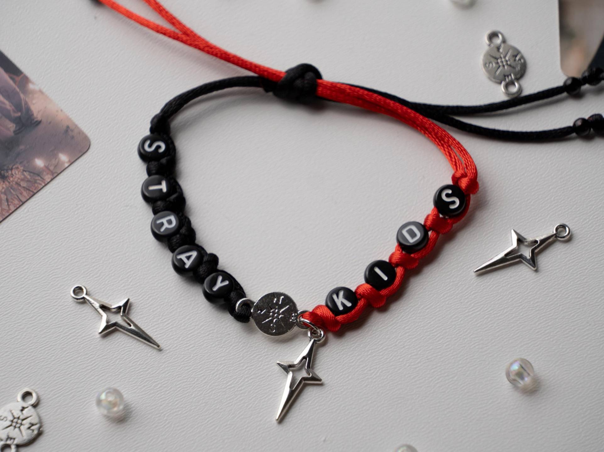 stray Kids Zweifarbiges Armband - Handgefertigtes Schwarz-Rotes K-Pop-Fan-Armband Mit Kompass-sternanhängern | Bleib Bias Geschenk Skz Inspirierter stray Kids Zweifarbiges Armband - Handgefertigtes Schwarz-Rotes K-Pop-Fan-Armband Mit Kompass-sternanhängern | Bleib Bias Geschenk Skz Inspirierter von Joganeul