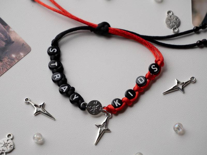 stray Kids Zweifarbiges Armband - Handgefertigtes Schwarz-Rotes K-Pop-Fan-Armband Mit Kompass-sternanhängern | Bleib Bias Geschenk Skz Inspirierter von Joganeul