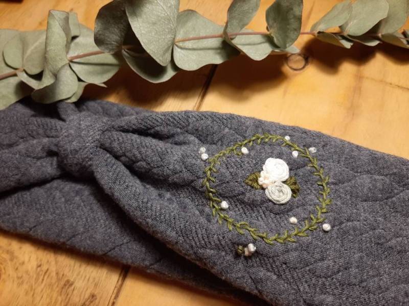 Stirnband, Blauer Strickstoff, Blumenkranz Weiß/Grau/Olivegrün Stirnband, Blauer Strickstoff, Blumenkranz Weiß/Grau/Olivegrün von JohannasNaehstueble