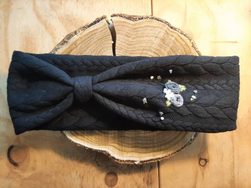Stirnband, Schwarzer Strickstoff, Blumenstickerei Stirnband, Schwarzer Strickstoff, Blumenstickerei von JohannasNaehstueble