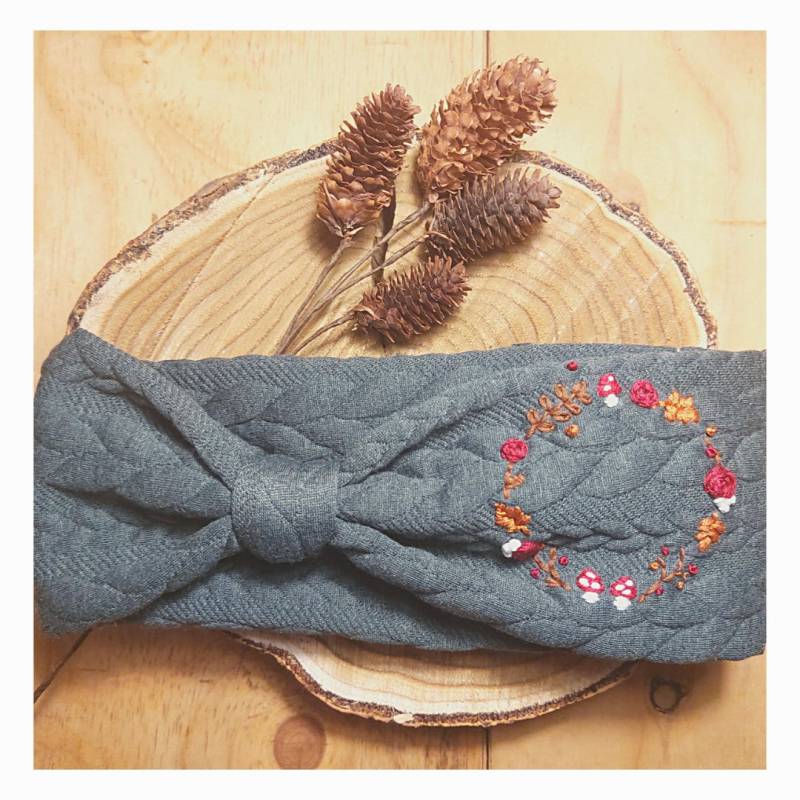 Stirnband Bestickt, Strickstoff, Blumenkranz Herbst Mit Fliegenpilzen Stirnband Bestickt, Strickstoff, Blumenkranz Herbst Mit Fliegenpilzen von JohannasNaehstueble