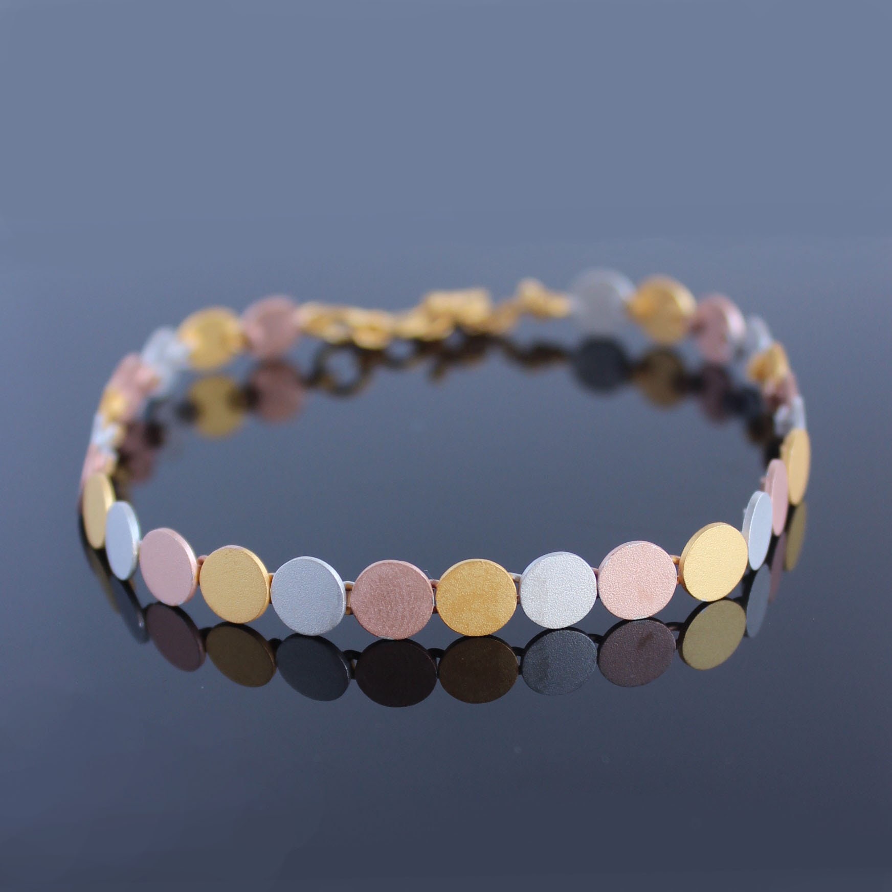Rose Gold, Gelbgold, Weißgold Disc Armband - Goldmünze Rund/Kreis Knebelverschluss Urlaub Schmuck Geschenk von JohariBazarByAnisha