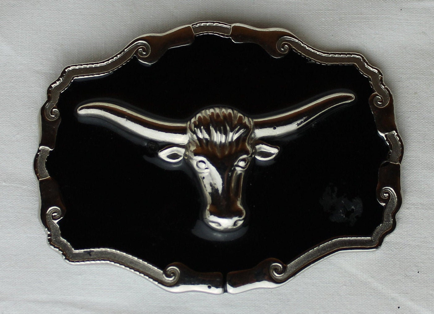 Motiv Stier Gürtelschnalle, Vintage Metallschnalle Mit Oberfläche Stolzer Silberfarbener Auf Schwarzem Hintergrund, Exzellente Qualität von JohnGaleVintage