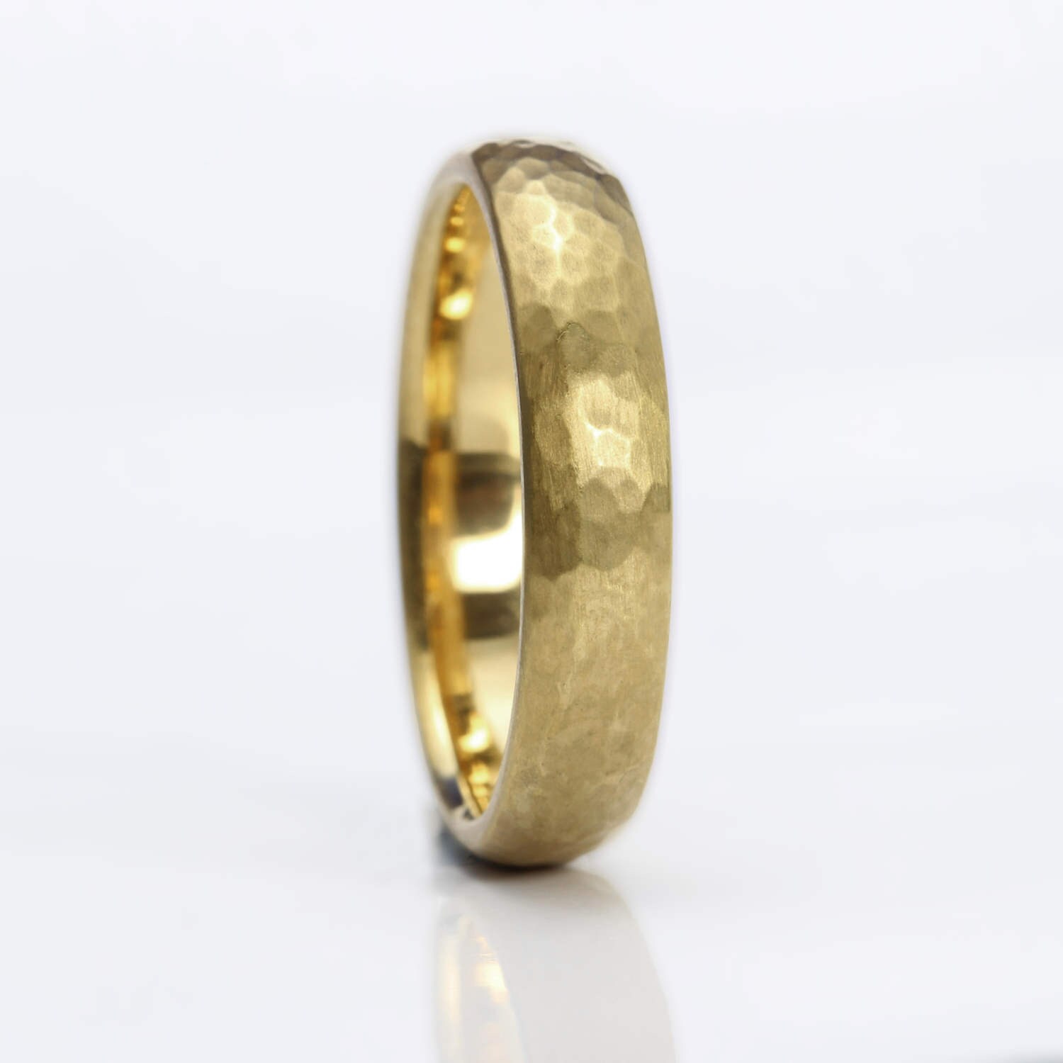 4mm 9Ct Gelbgold Abgerundet Gehämmerter Ehering von JohnOMahonyJewellery