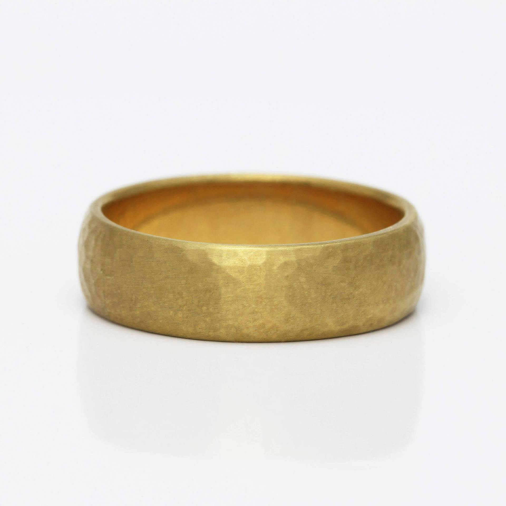 6mm 9Ct Gelbgold Gehämmerter Ehering, Hofprofil von JohnOMahonyJewellery