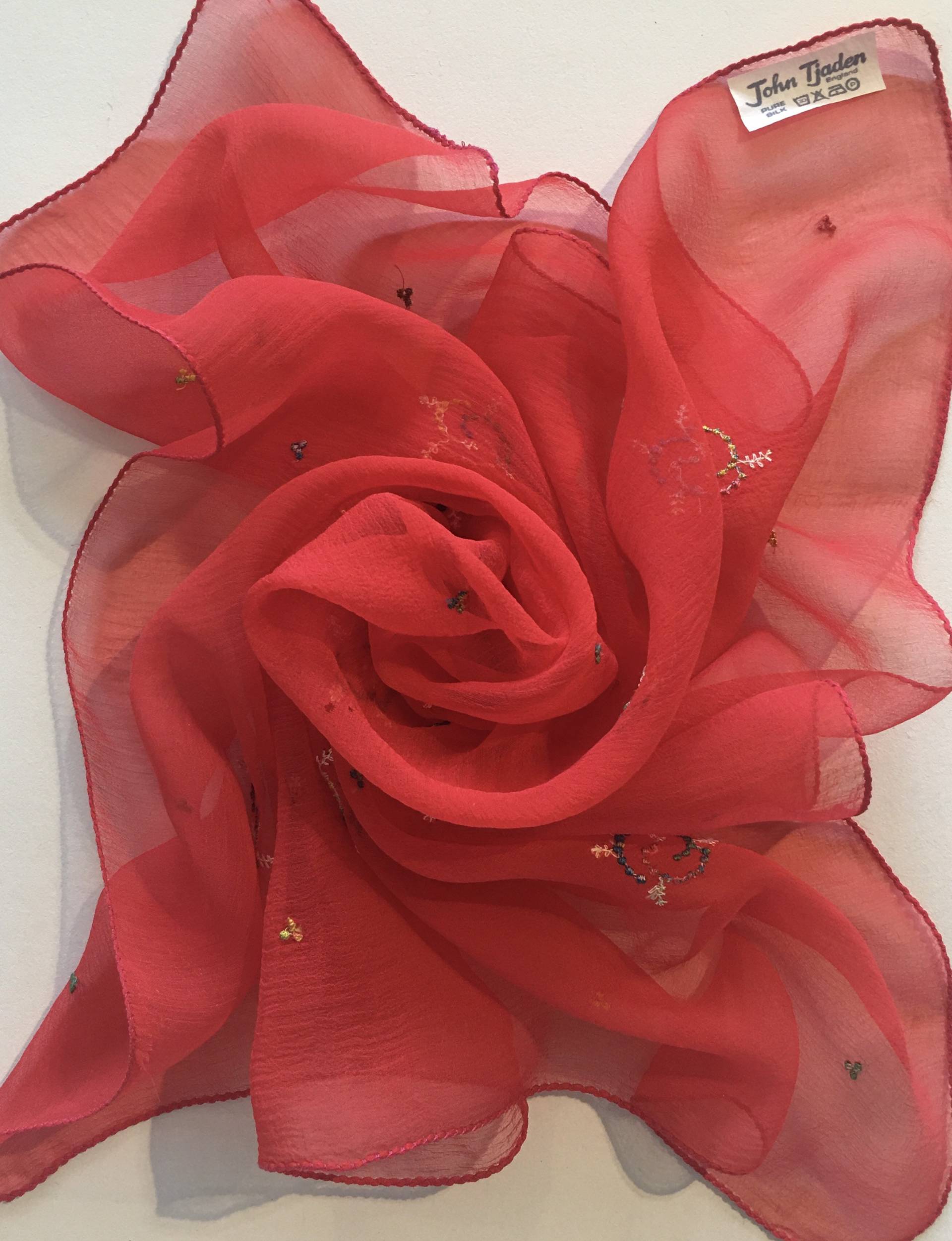 100 % Seide Chiffon Schal. Hand Gerollt Und Gesäumt. Helles Rot Mit Stickerei. Unused Perfect From 1970S Stock 100 % Seide Chiffon Schal. Hand Gerollt Und Gesäumt. Helles Rot Mit Stickerei. Unused Perfect From 1970S Stock von JohnTjadenScarves