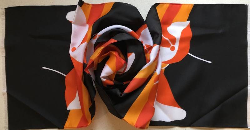 Lange Floral Retro Schal in Schwarzen Orangen Gelb Und Weiß Aus Frankreich - Neue Unbenutzt Perfekt Den 1970Er Jahren Lager von JohnTjadenScarves