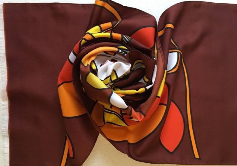 Lange Retro Blumen Schal in Rötlich Braun-Orange-Gelb Und Weiß Aus Frankreich - Unbenutzt Perfekt Von Der 1970Er Jahre Lager Lange Retro Blumen Schal in Rötlich Braun-Orange-Gelb Und Weiß Aus Frankreich - Unbenutzt Perfekt Von Der 1970Er Jahre Lager von JohnTjadenScarves