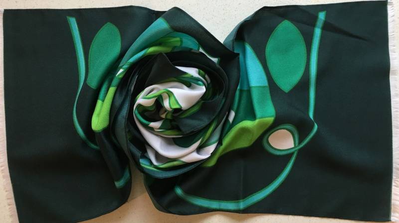 Lange Retro Floral Schal in Grün Und Weiß Aus Frankreich - Unbenutzt Perfekt Den 1970Er Jahren Lager Lange Retro Floral Schal in Grün Und Weiß Aus Frankreich - Unbenutzt Perfekt Den 1970Er Jahren Lager von JohnTjadenScarves