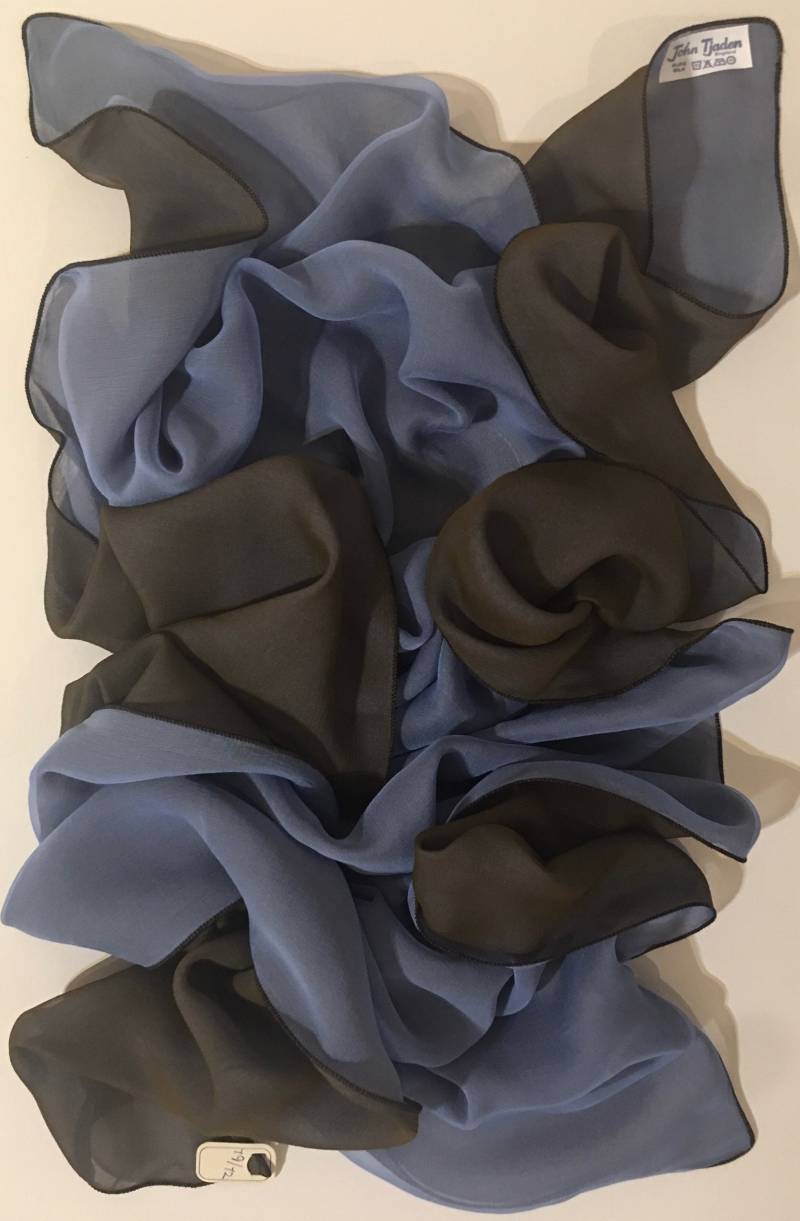 Mid Blue Und Brown Lange 100 % Seide Chiffon Schal Von John Tjaden - Doppel | 2 Farben Von Hand Zusammengenäht Unbenutzt Perfekt Aus Den 1970Er von JohnTjadenScarves