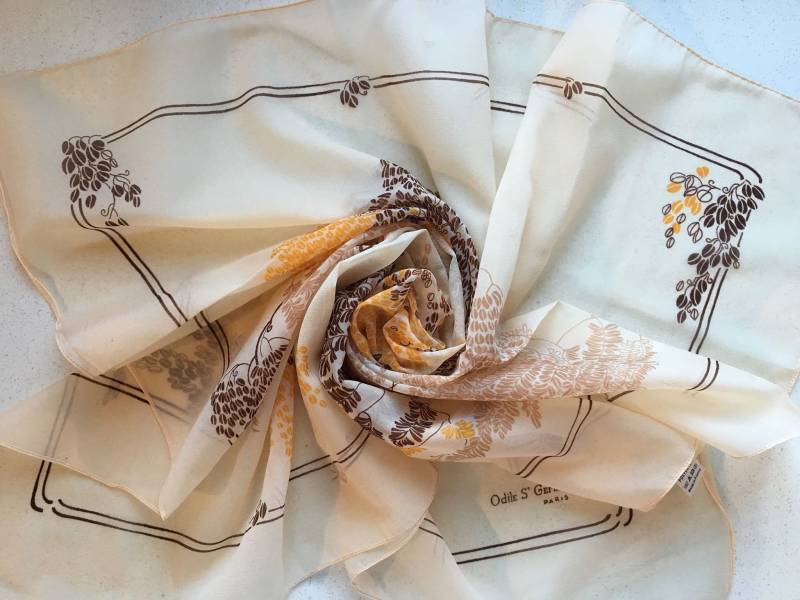 Odile St Germain Paris Lange Polyester Vintage Schal - Braun Und Orange Blume Effekt Auf Blass Pfirsich Unbenutzt Perfekt Aus Den 1970Er Jahren Lager Odile St Germain Paris Lange Polyester Vintage Schal - Braun Und Orange Blume Effekt Auf Blass Pfirsich Unbenutzt Perfekt Aus Den 1970Er Jahren Lager von JohnTjadenScarves