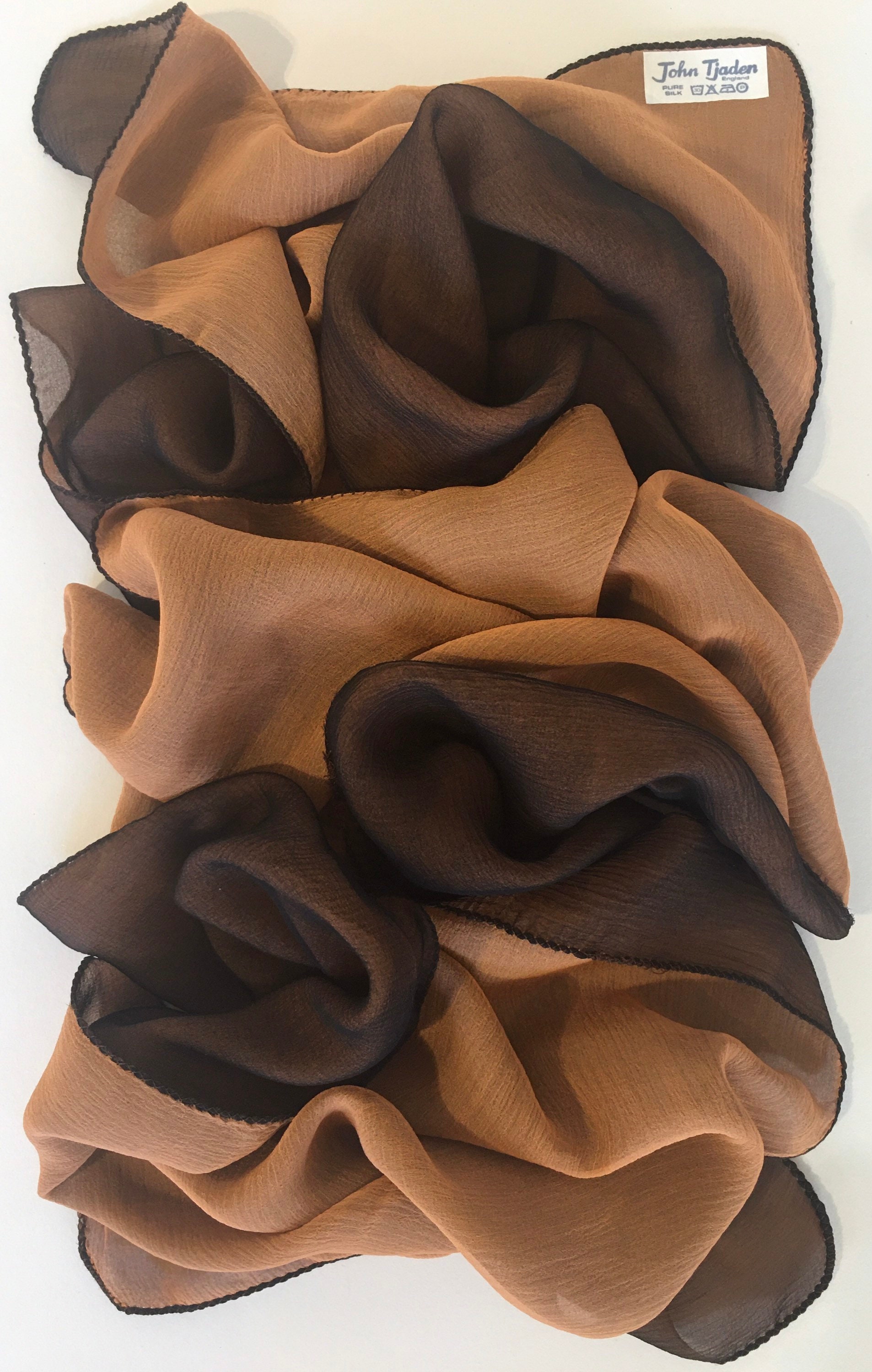 Orange Und Schwarz Lange 100 % Seide Chiffon Schal Von John Tjaden - Doppel | 2 Farben Von Hand Zusammengenäht Unbenutzt Perfekt Aus Den 1970Er Orange Und Schwarz Lange 100 % Seide Chiffon Schal Von John Tjaden - Doppel | 2 Farben Von Hand Zusammengenäht Unbenutzt Perfekt Aus Den 1970Er von JohnTjadenScarves